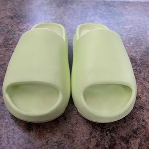 Yeezy Slides 'Glow’ USED size 13 (will ship immediately)